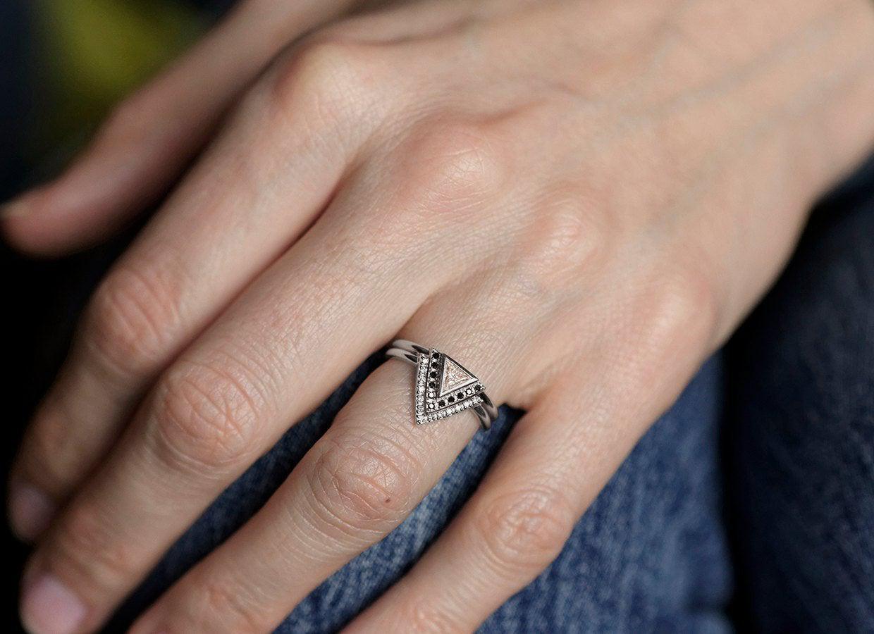 Triangle Diamond Verenički prsten, Crni dijamantski prsten-Capucinne