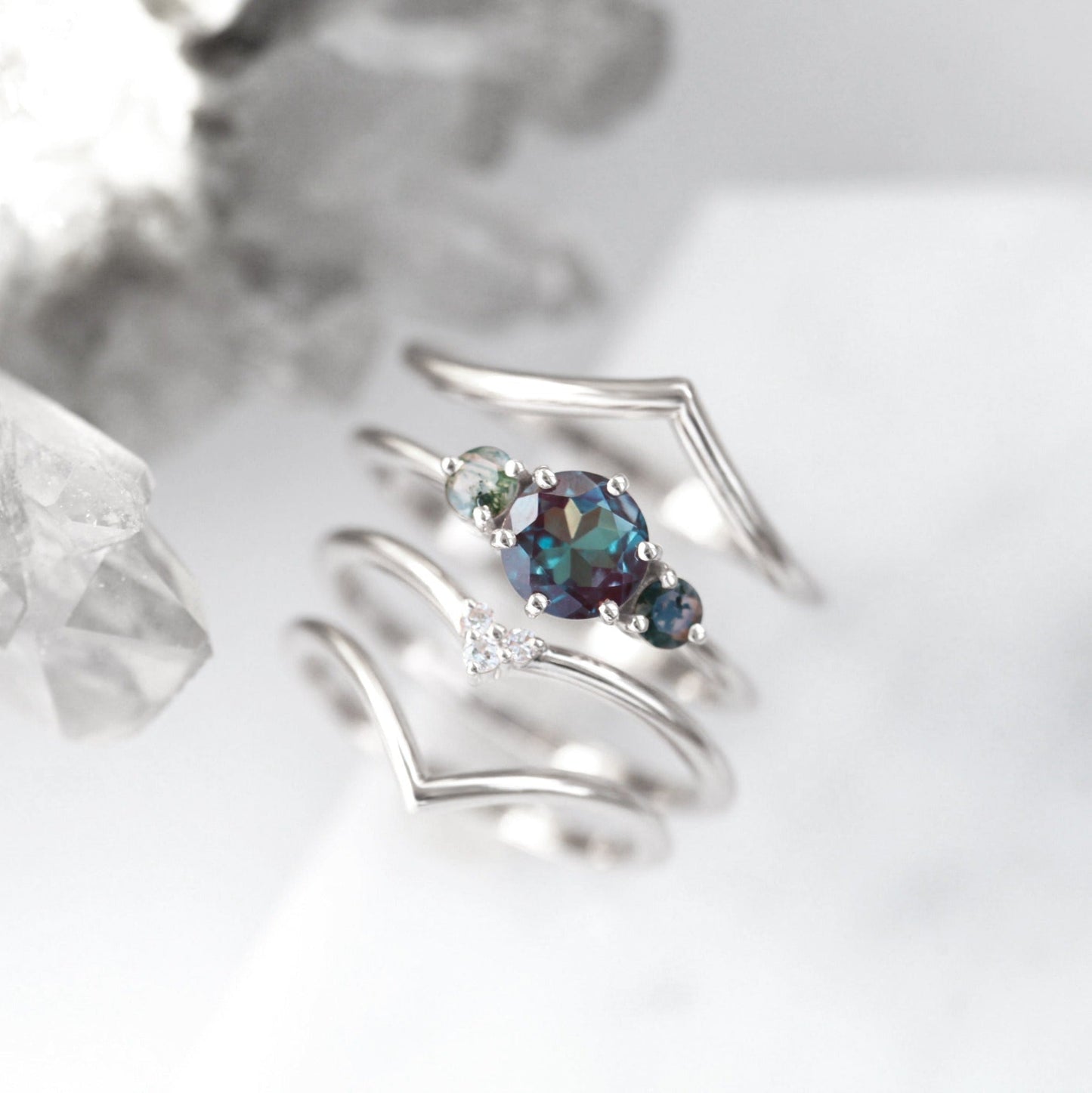 Teal okrugli prsten od aleksandrita uzgojen u laboratoriji sa bočnim kamenjem ahata Moss Agate i okruglim belim dijamantima