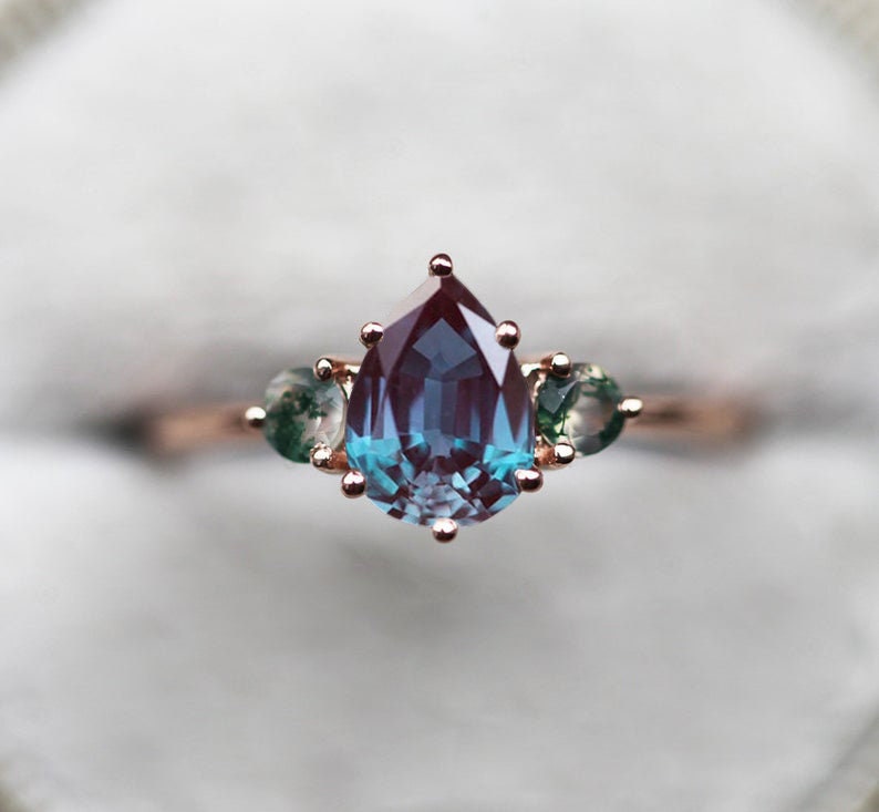 Teal okrugli prsten od aleksandrita uzgojen u laboratoriji sa bočnim kamenjem ahata Moss Agate i okruglim belim dijamantima