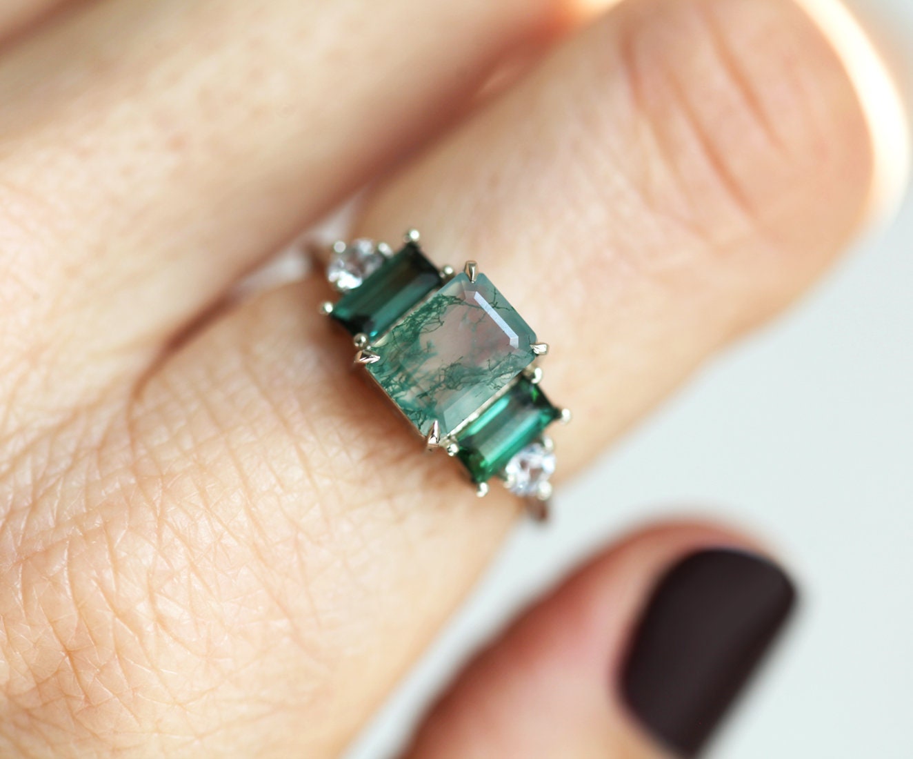 Prsten od smaragdnog ahata Moss Agate sa naglašenim baget turmalinom i okruglim safirnim kamenjem