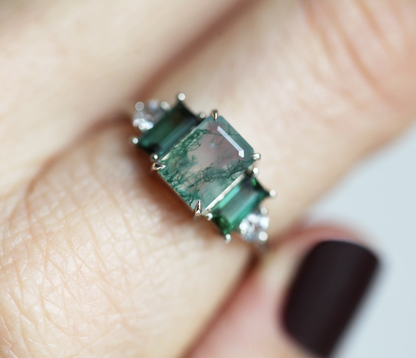 Prsten od smaragdnog ahata Moss Agate sa naglašenim baget turmalinom i okruglim safirnim kamenjem