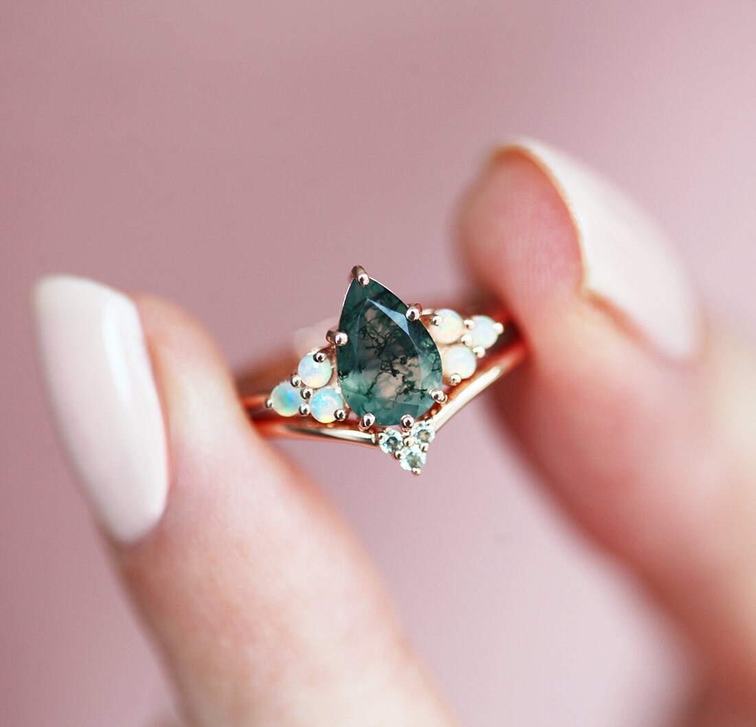 Prsten Pear Moss Agate sa bočnim kamenčićima od opala