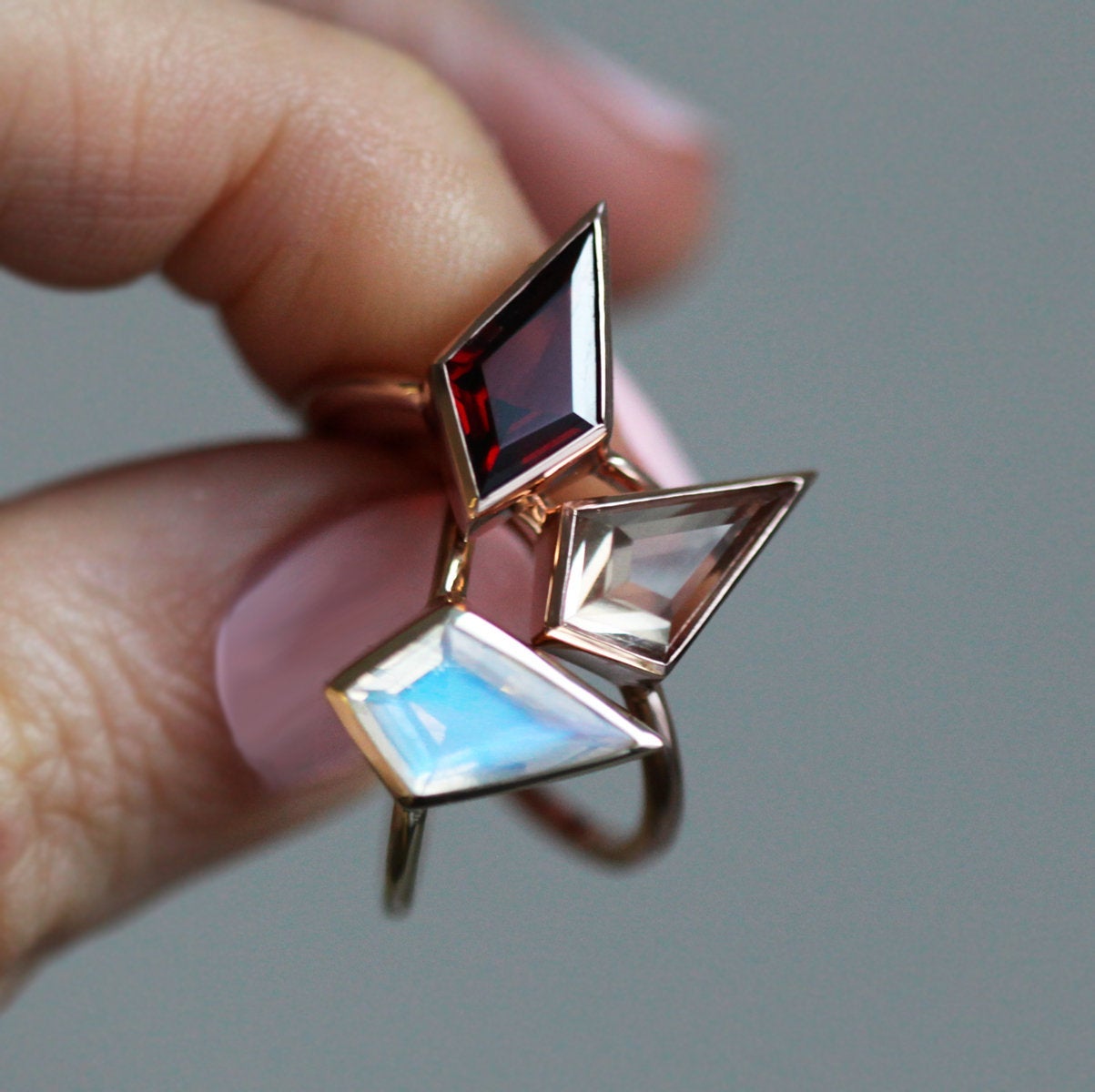 Kite Garnet Solitaire Prsten