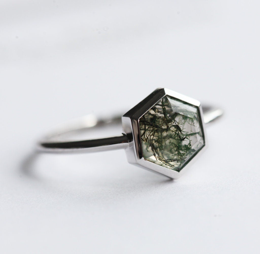 Šestougaoni prsten sa Moss Agate, traka u stilu pasijansa