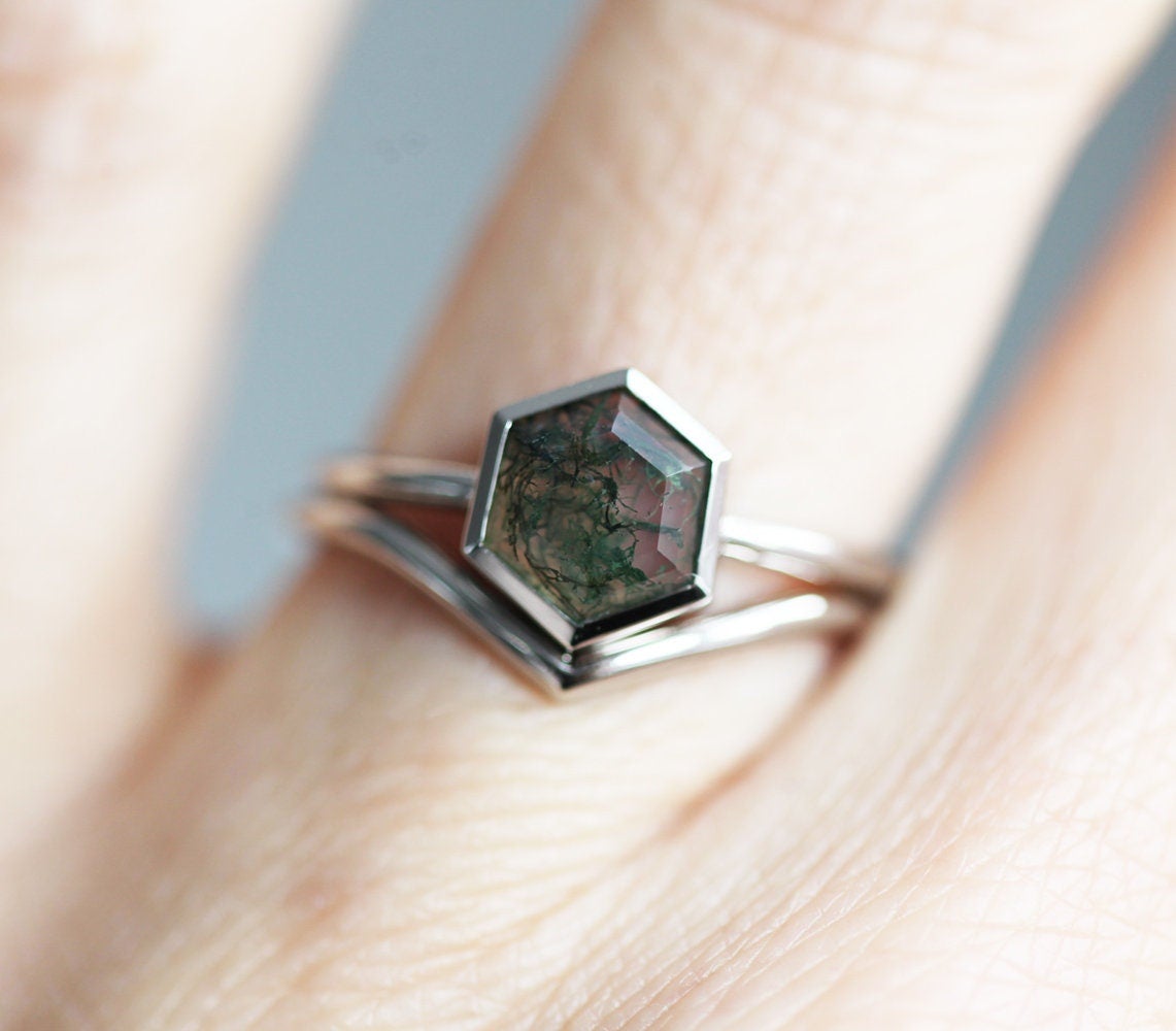 Šestougaoni prsten sa Moss Agate, traka u stilu pasijansa