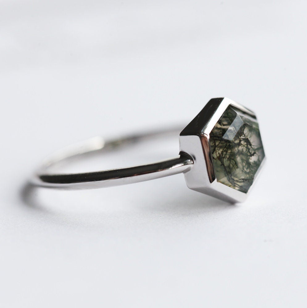 Šestougaoni prsten sa Moss Agate, traka u stilu pasijansa
