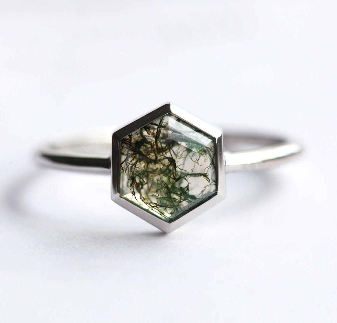 Šestougaoni prsten sa Moss Agate, traka u stilu pasijansa