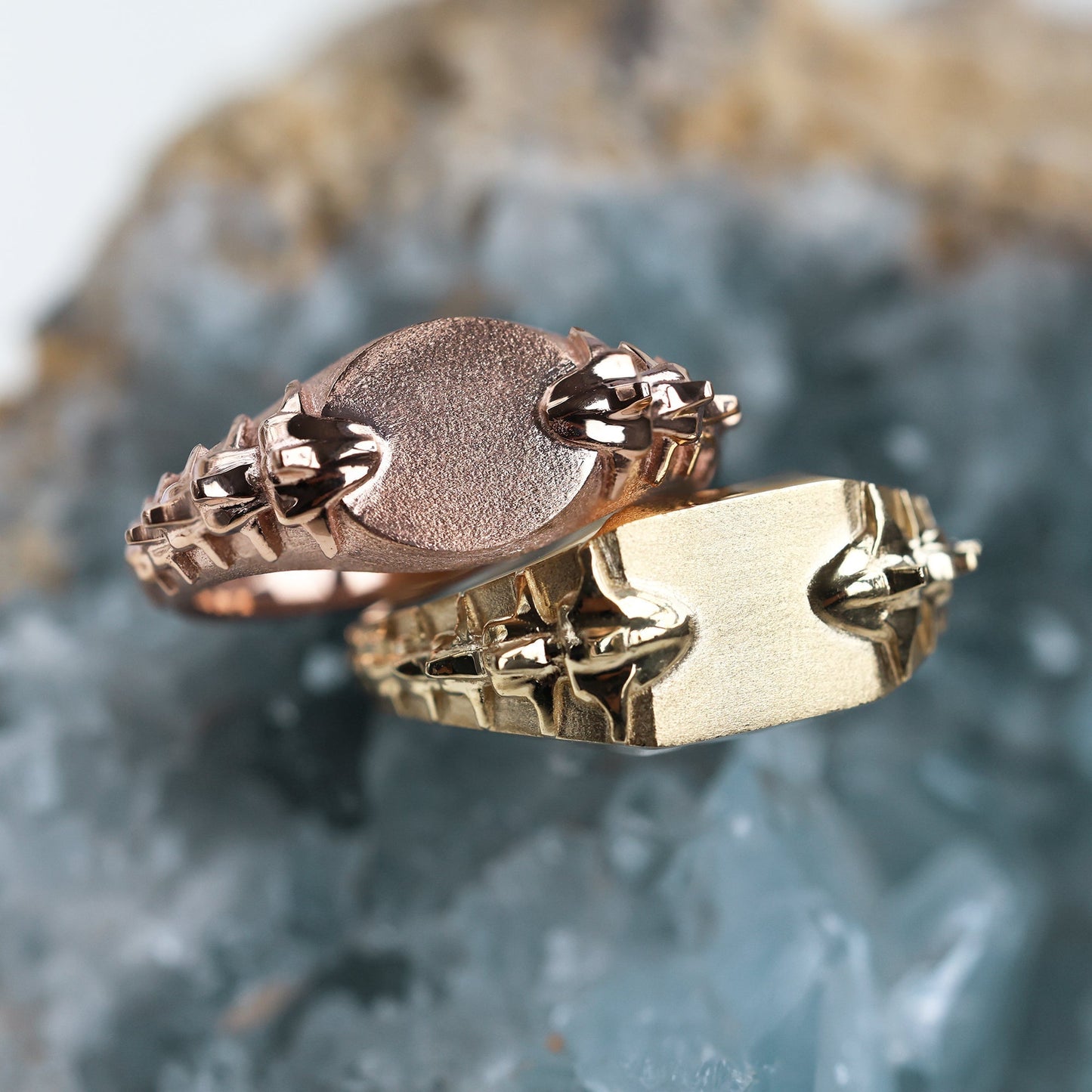 Muški zlatni prsten sa pečatom sa detaljima o zmijskoj kičmi, uglačana završna obrada, opcije od 14k ili 18k zlata. Prilagodljivo sa dragim kamenjem.