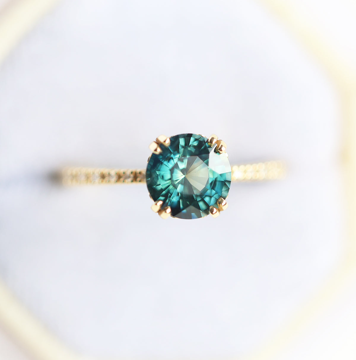 1.6Ct Okrugla Teal Safir Verenički prsten, Safir dijamantski prsten sa Pave Diamond Band | Prstenovi | Capucinne