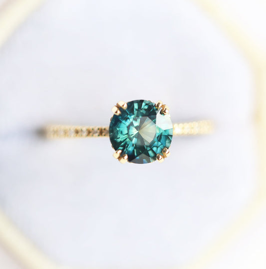 1.6Ct Okrugla Teal Safir Verenički prsten, Safir dijamantski prsten sa Pave Diamond Band | Prstenovi | Capucinne