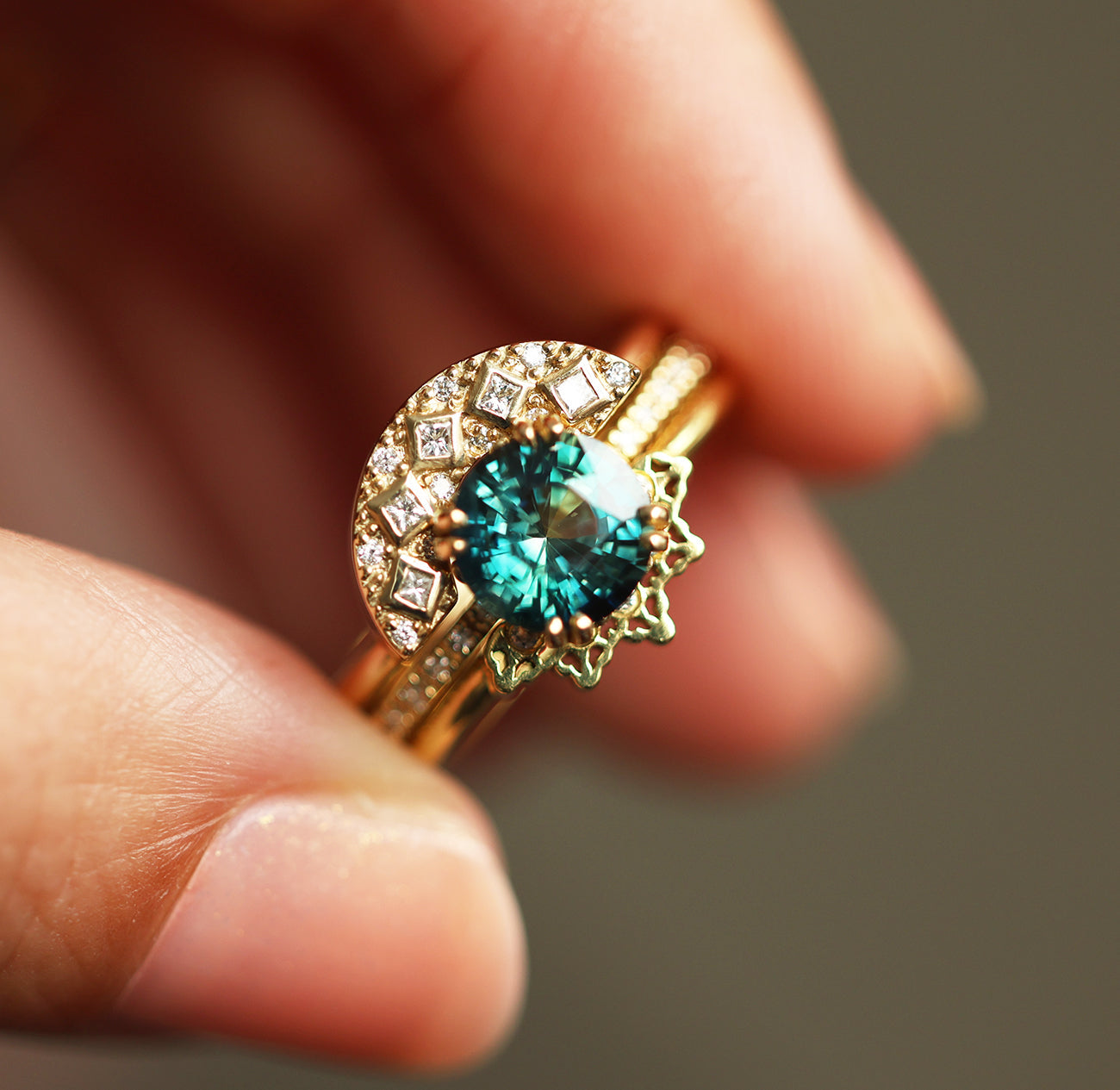 1.6Ct Okrugla Teal Safir Verenički prsten, Safir dijamantski prsten sa Pave Diamond Band | Prstenovi | Capucinne