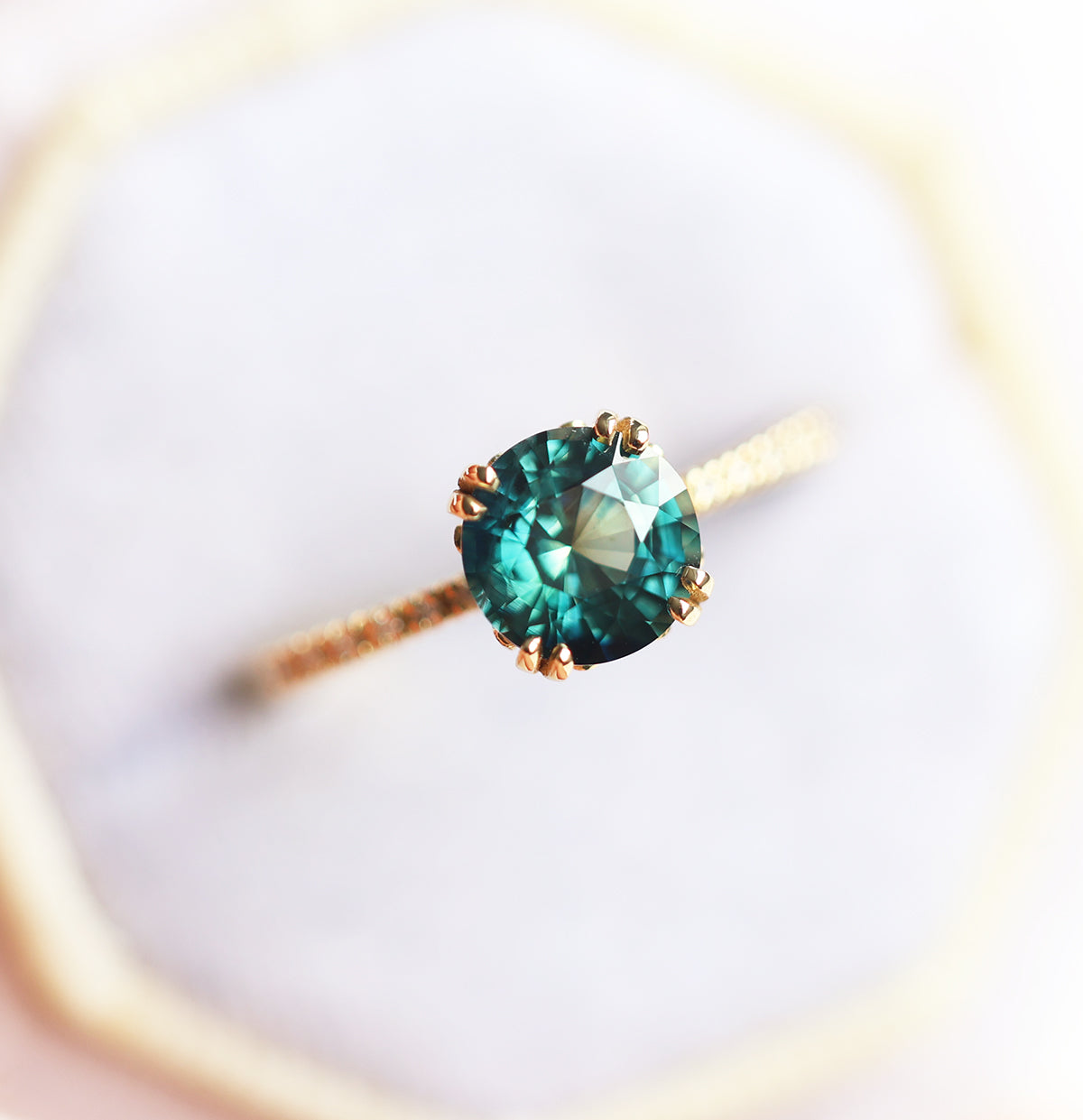 1.6Ct Okrugla Teal Safir Verenički prsten, Safir dijamantski prsten sa Pave Diamond Band | Prstenovi | Capucinne