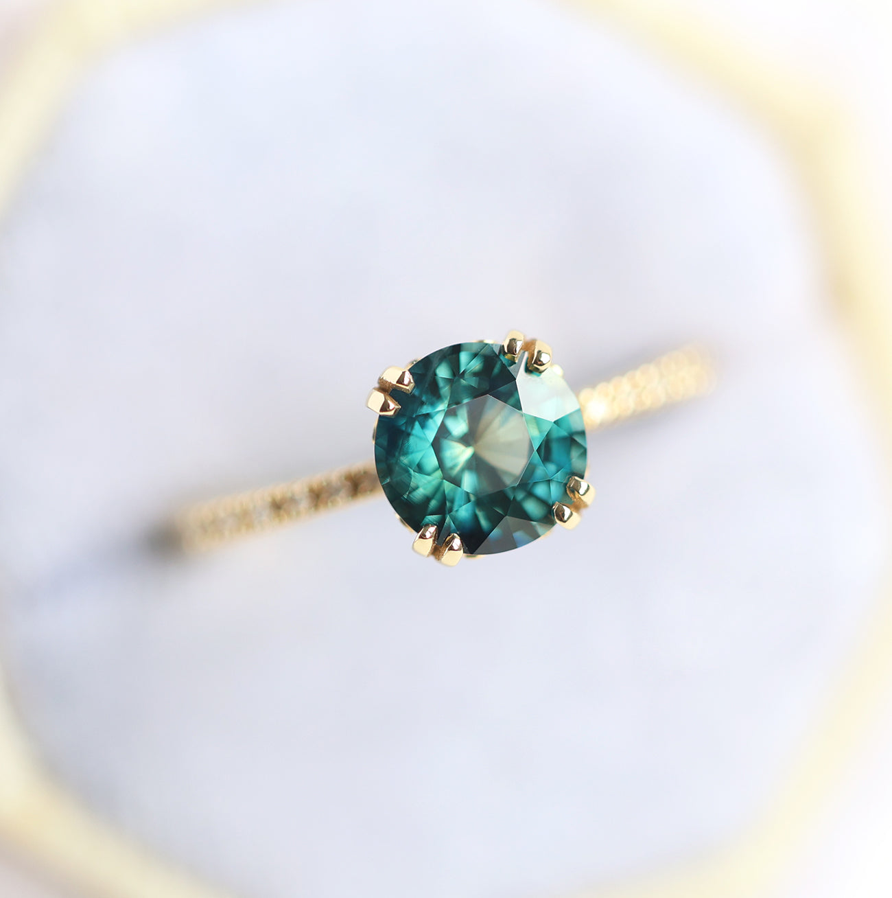1.6Ct Okrugla Teal Safir Verenički prsten, Safir dijamantski prsten sa Pave Diamond Band | Prstenovi | Capucinne