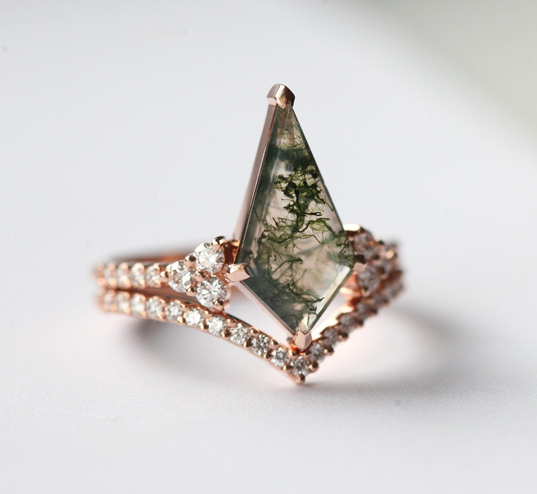 Prsten od Moss Agate u obliku zmaja sa belim dijamantima u kaiš u obliku slova V.