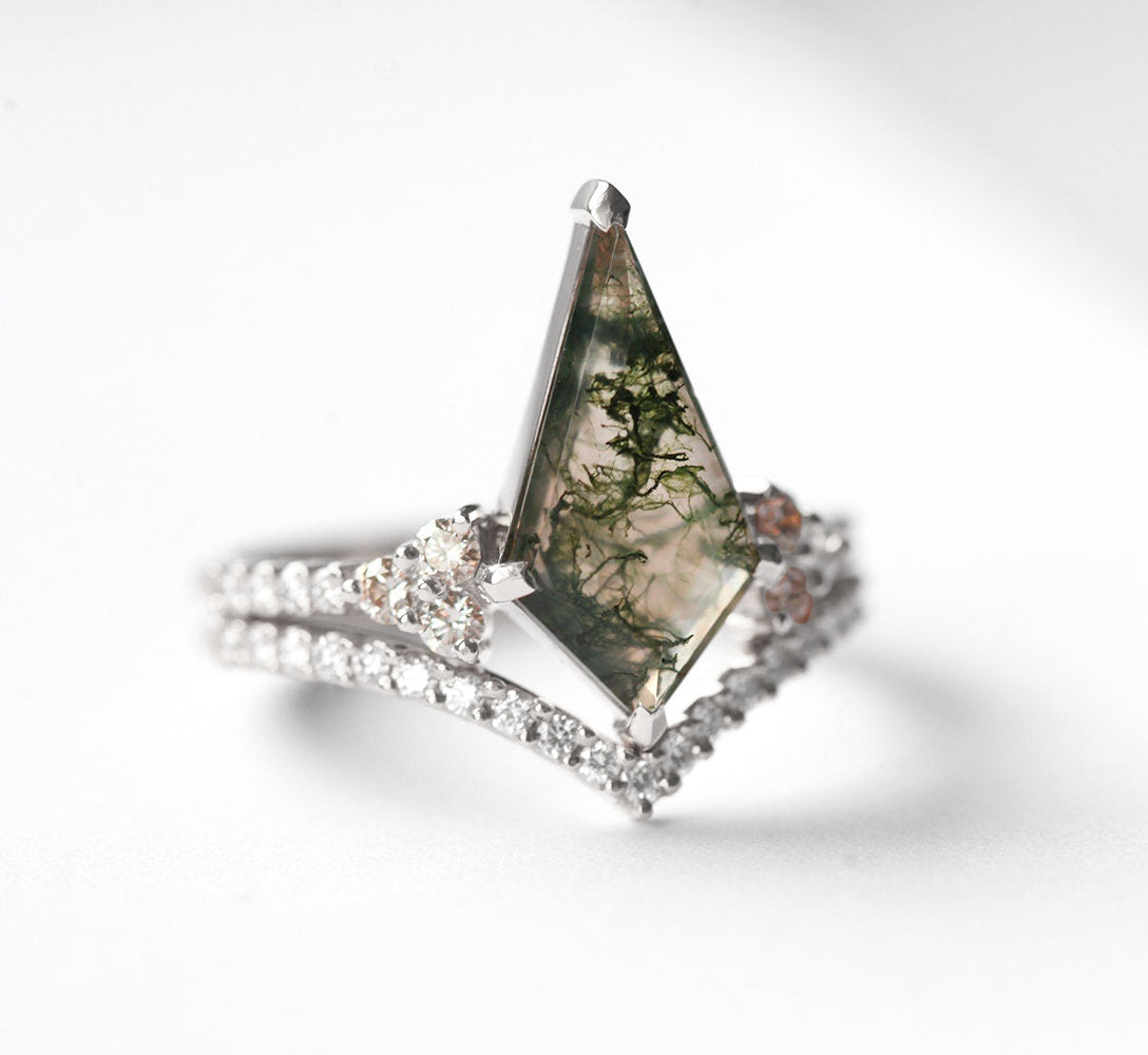 Prsten od Moss Agate u obliku zmaja sa belim dijamantima u kaiš u obliku slova V.