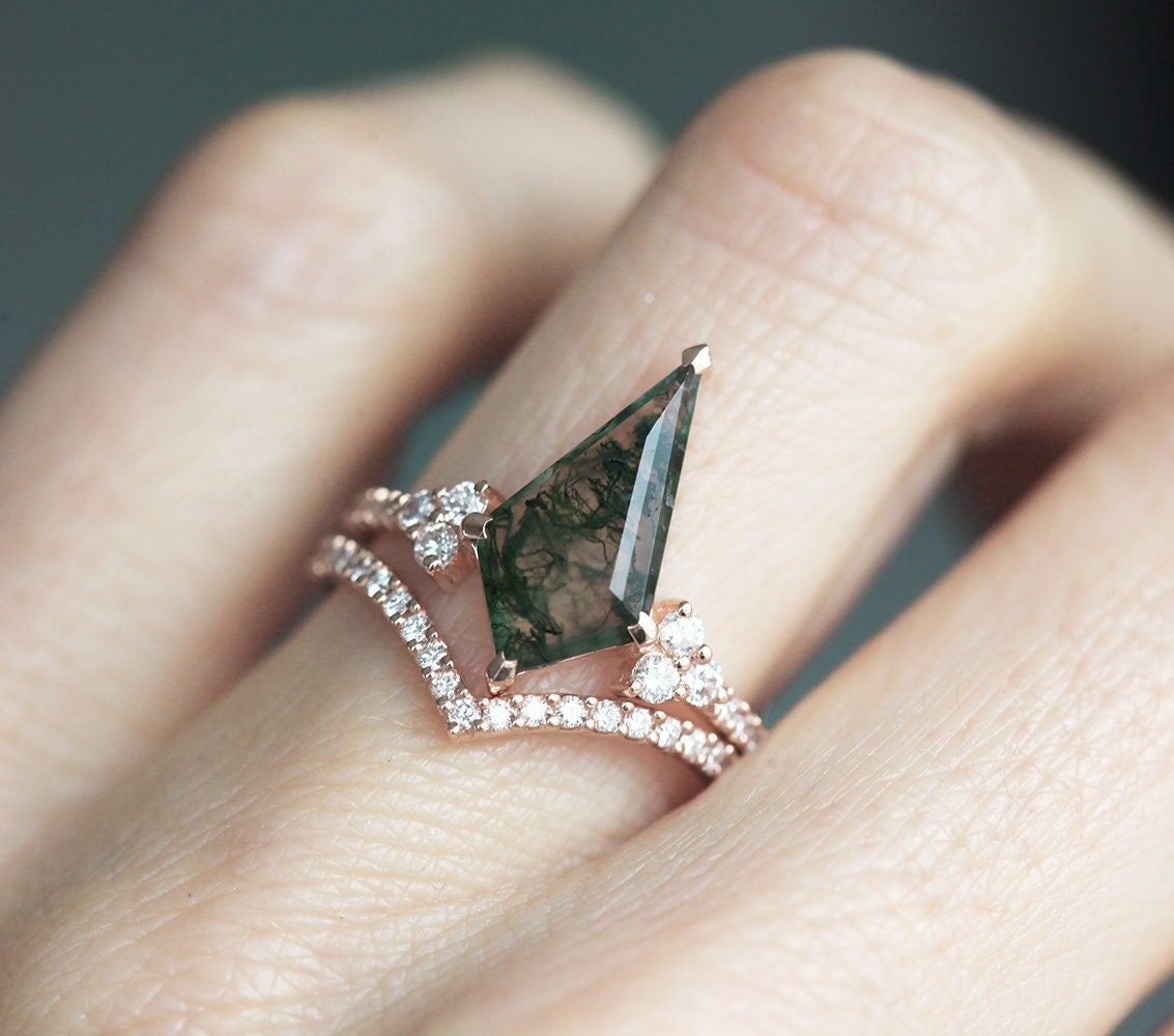 Prsten od Moss Agate u obliku zmaja sa belim dijamantima u kaiš u obliku slova V.