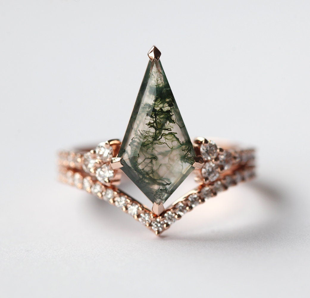 Prsten od Moss Agate u obliku zmaja sa belim dijamantima u kaiš u obliku slova V.