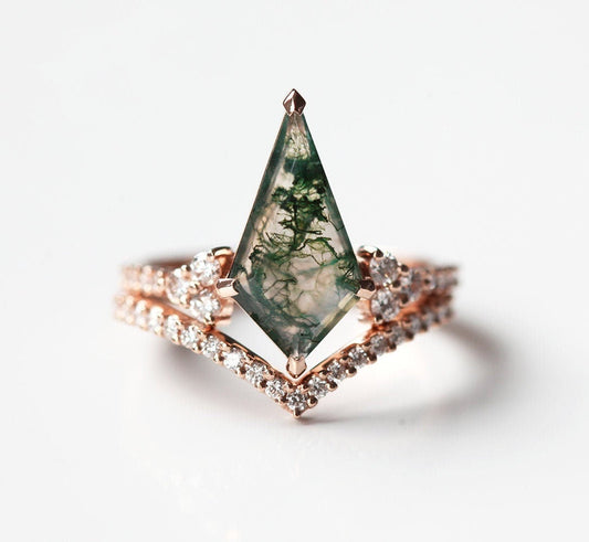 Prsten od Moss Agate u obliku zmaja sa belim dijamantima u kaiš u obliku slova V.
