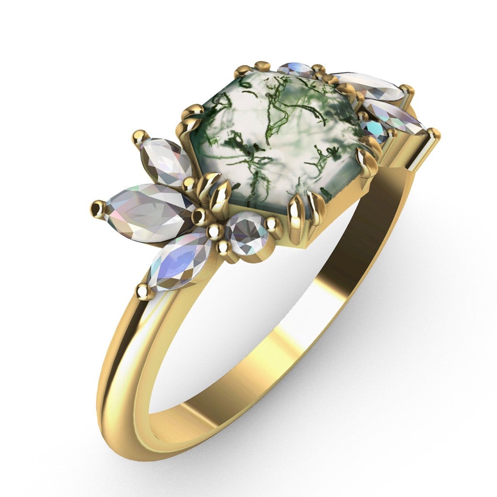 Zlatni prsten sa šestougaonim Moss Agate i klasterima dijamanata, sa jedinstvenim geometrijskim dizajnom.