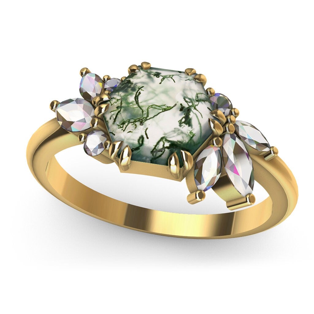 Šestougaoni prsten Moss Agate sa klasterima dijamanata, koji prikazuje zlatni prsten sa zelenim kamenom.