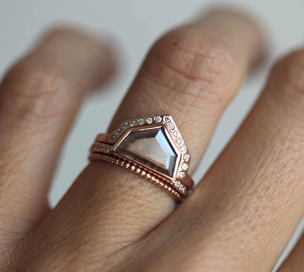 Salt and Pepper Diamond Set: Moderan verenički prsten u obliku štita od 14k zlata.