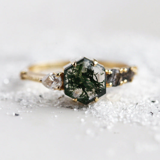Zeleni šestougaoni Moss Agate sa bočnim kruškom moisanitom i okruglim crnim rutilnim kvarcnim kamenjem
