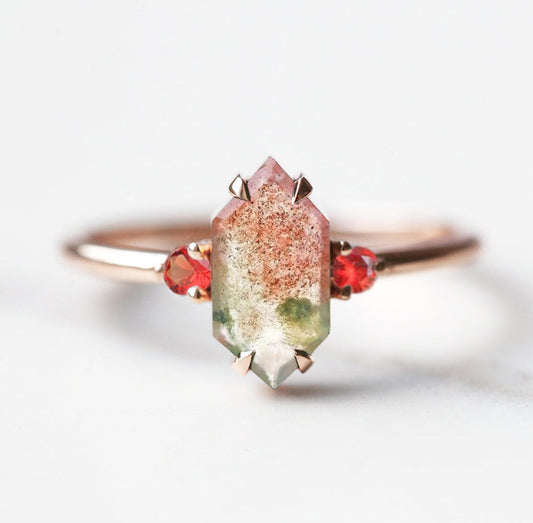 Zeleni i crveni šestougaoni prsten od Moss Agate sa bočnim safirnim kamenjem