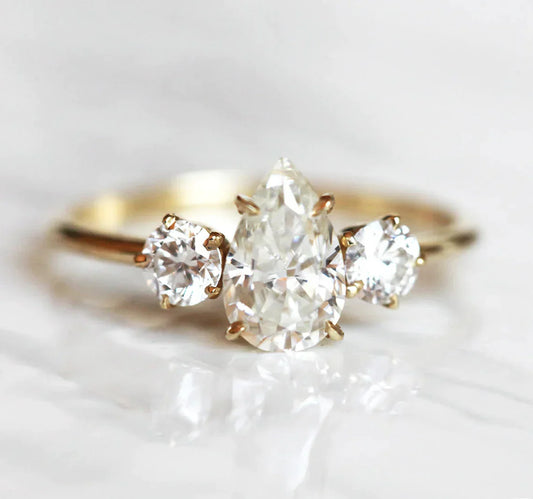 Alisa Pear Moissanite Prsten-Capucinne