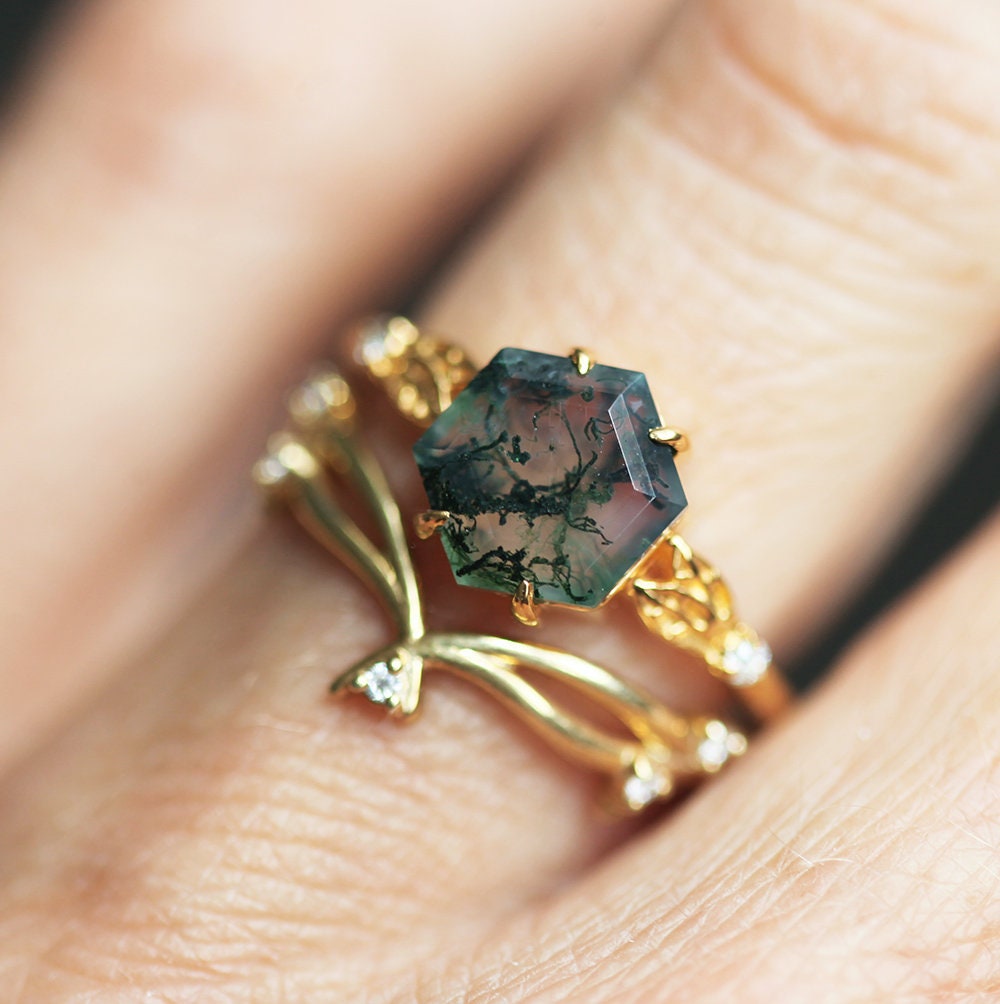 Zeleni šestougaoni prsten Moss Agate sa bočnim dijamantima