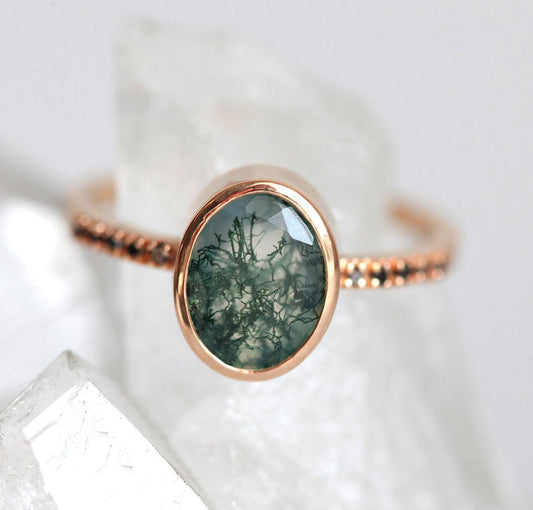 Ovalni prsten od Moss Agate sa okruglim crnim dijamantima na narukvici