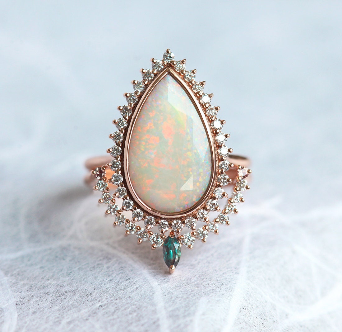 Vhite Pear Australian Opal Halo prsten set sa belim dijamantima i safirima