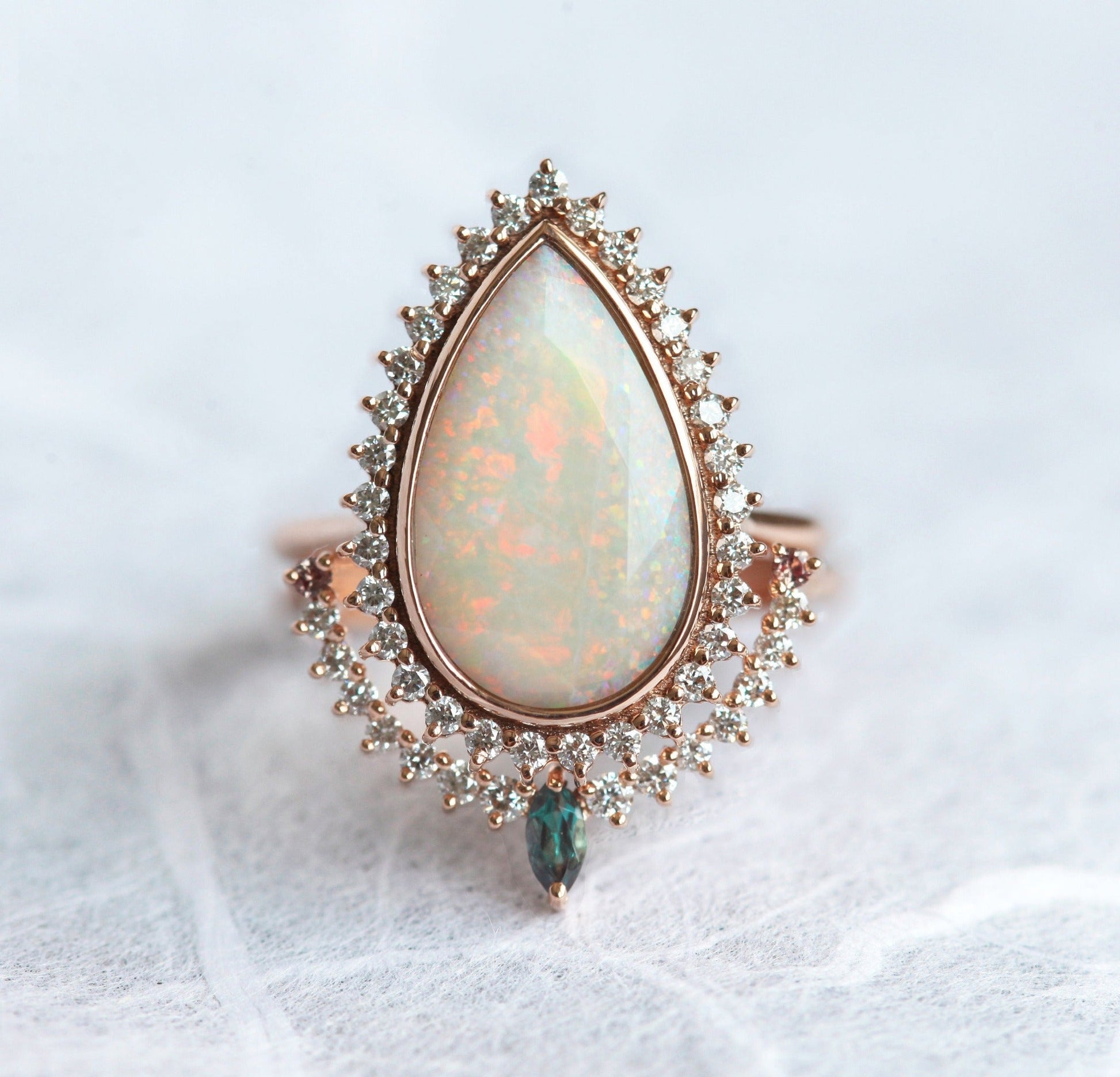 Vhite Pear Australian Opal Halo prsten set sa belim dijamantima i safirima