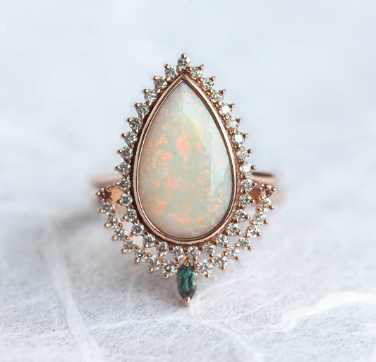 Vhite Pear Australian Opal Halo prsten set sa belim dijamantima i safirima