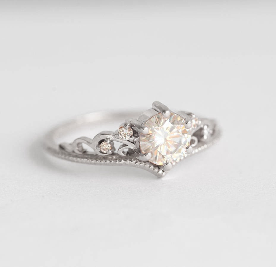BELLA MOISSANITE & Milgrain PRSTEN SET SA BOČNIM DIJAMANTIMA-Capucinne