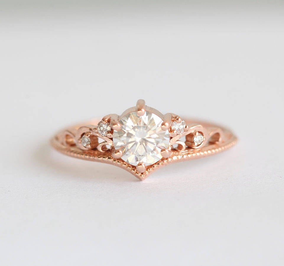BELLA RUND MOISSANITE & DIAMAND PRSTEN-Capucinne