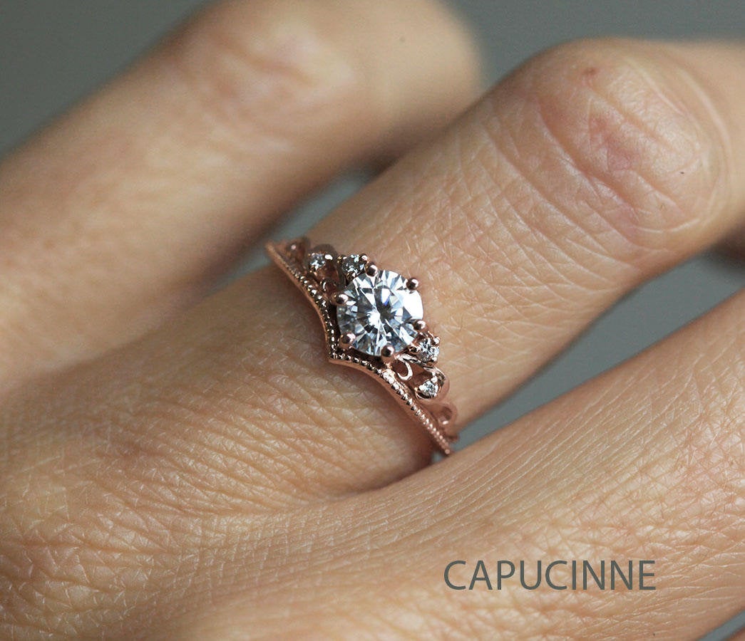 BELLA RUND MOISSANITE & DIAMAND PRSTEN-Capucinne