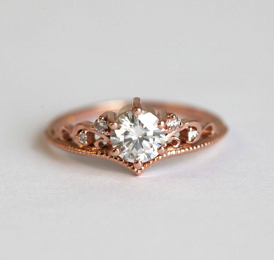 BELLA RUND MOISSANITE & DIAMAND PRSTEN-Capucinne