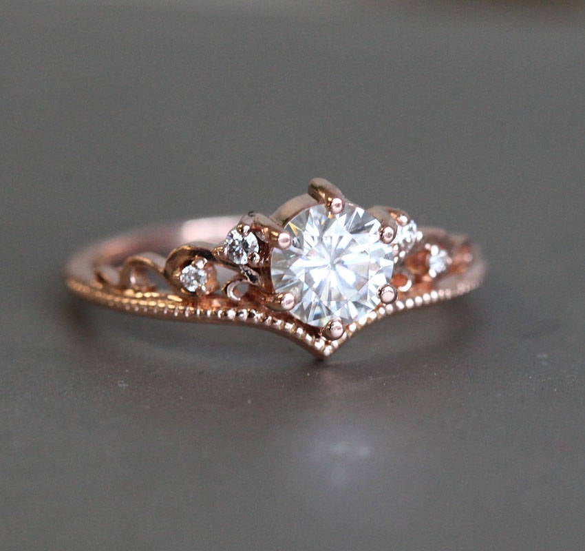 BELLA RUND MOISSANITE & DIAMAND PRSTEN-Capucinne