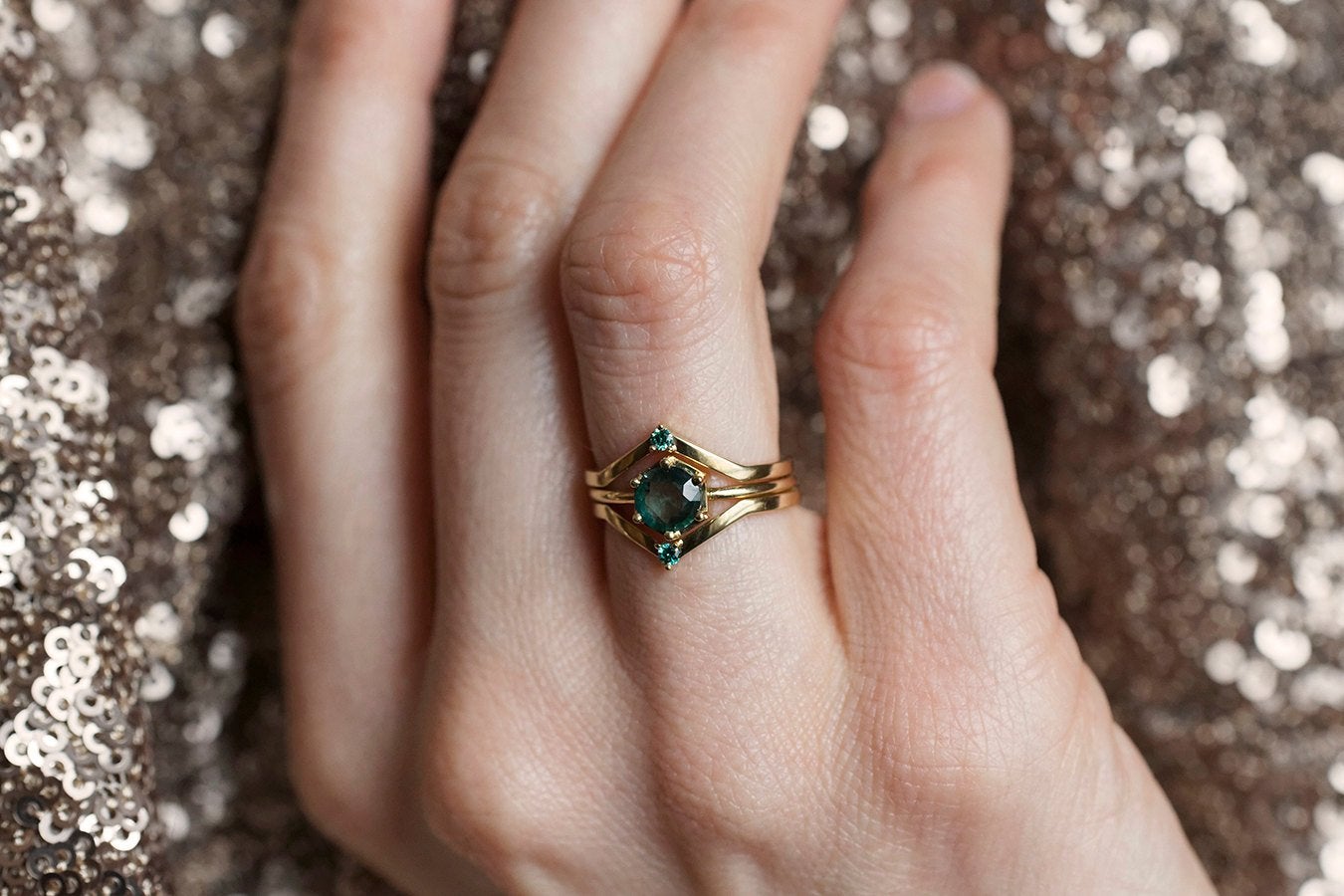 Teal Blue Round Diamond Nesting Band u obliku slova V