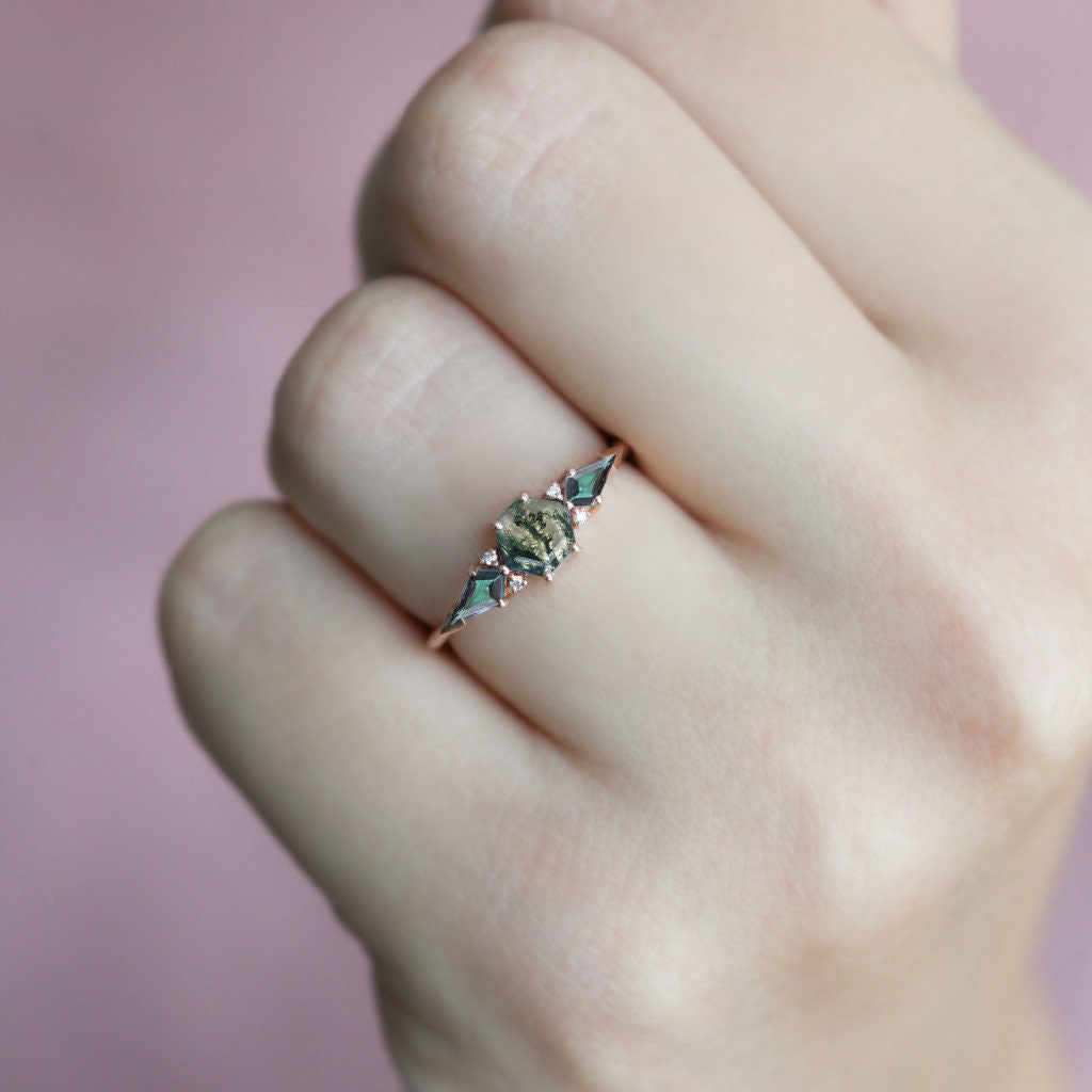 Beli zeleni šestougaoni prsten od Moss Agate sa bočnim kamenjem topaza i okruglim belim dijamantima