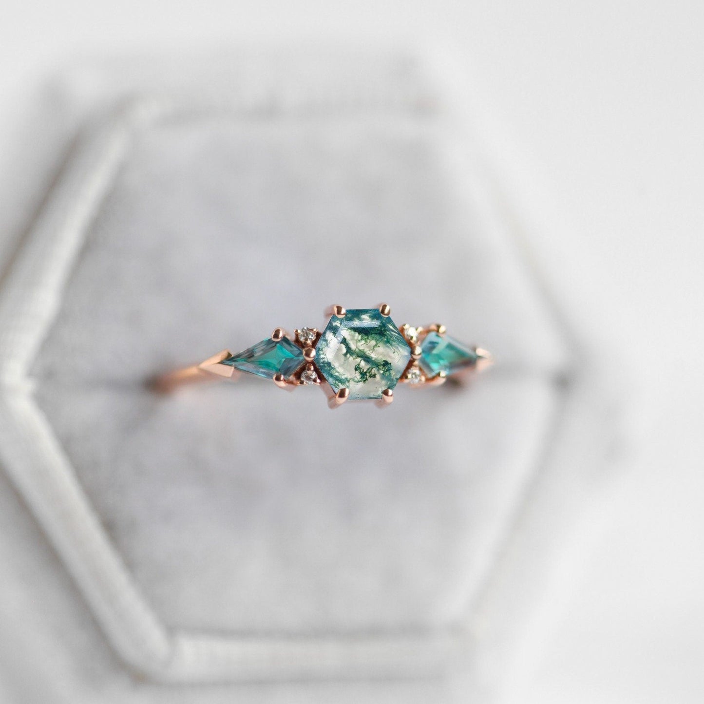 Beli zeleni šestougaoni prsten od Moss Agate sa bočnim kamenjem topaza i okruglim belim dijamantima