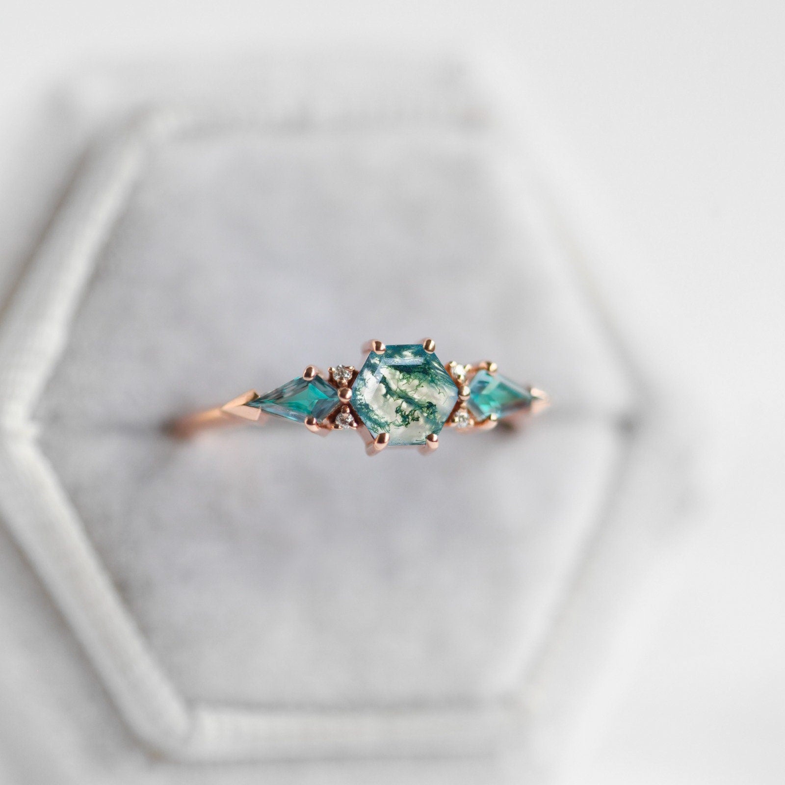 Beli zeleni šestougaoni prsten od Moss Agate sa bočnim kamenjem topaza i okruglim belim dijamantima