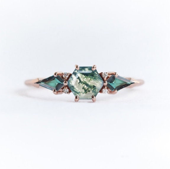 Beli zeleni šestougaoni prsten od Moss Agate sa bočnim kamenjem topaza i okruglim belim dijamantima