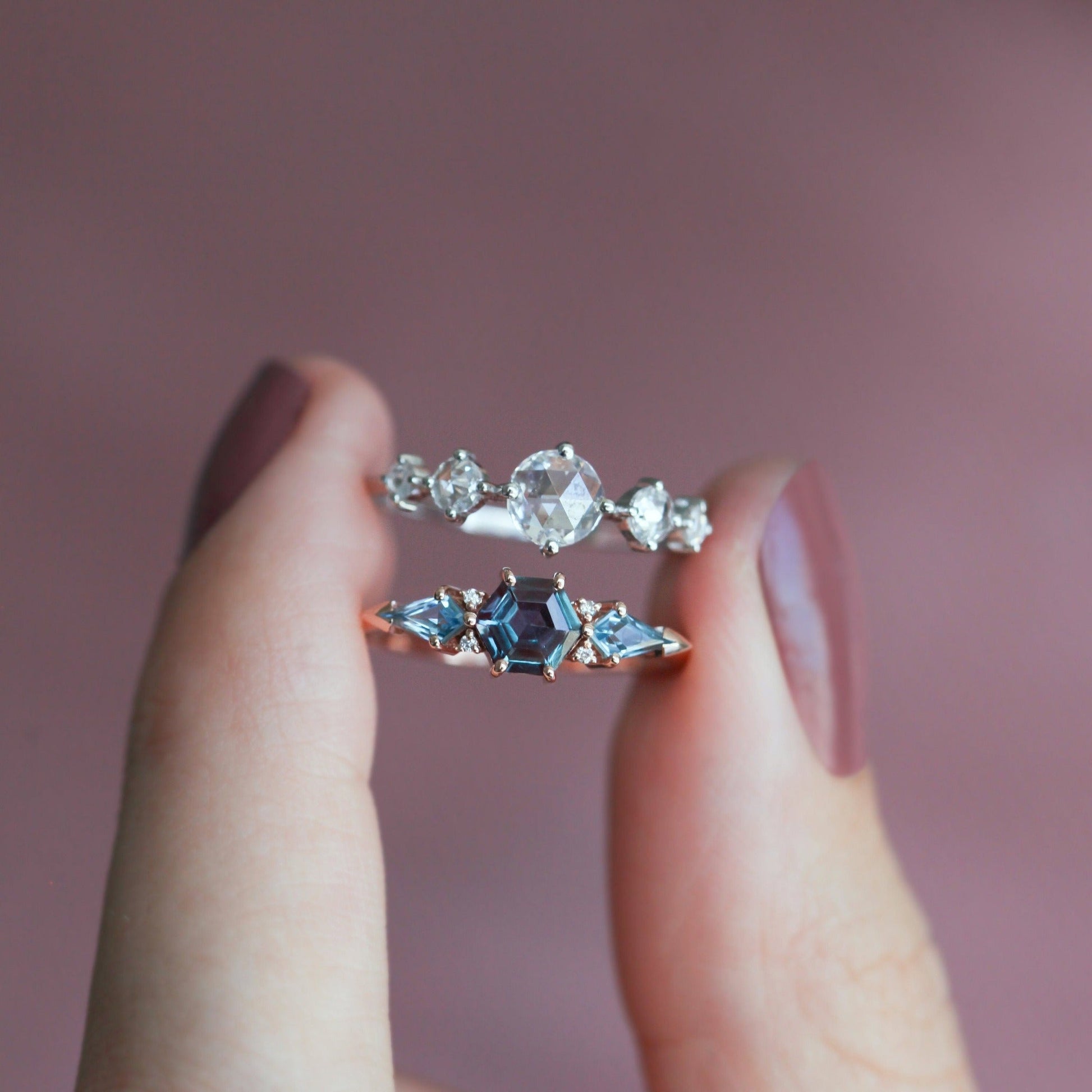 Beli zeleni šestougaoni prsten od Moss Agate sa bočnim kamenjem topaza i okruglim belim dijamantima