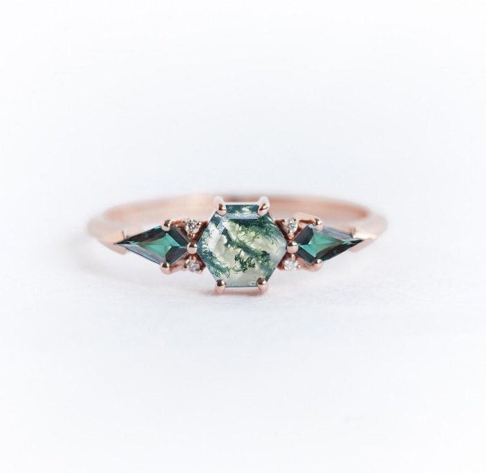 Beli zeleni šestougaoni prsten od Moss Agate sa bočnim kamenjem topaza i okruglim belim dijamantima