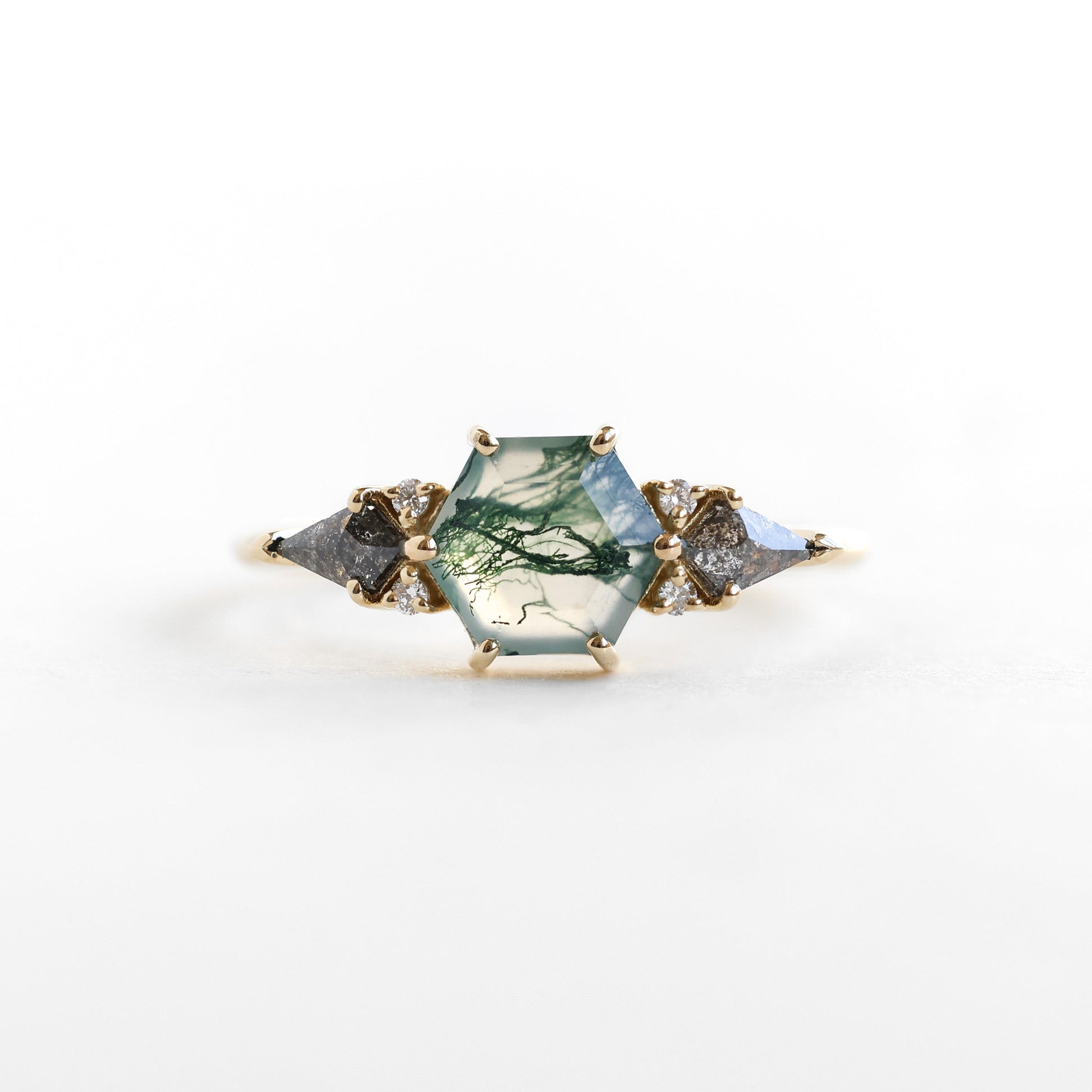Šestougaoni prsten Moss Agate sa dijamantima od slanog bibera, koji prikazuje zeleno i belo kamenje sa dijamantima.