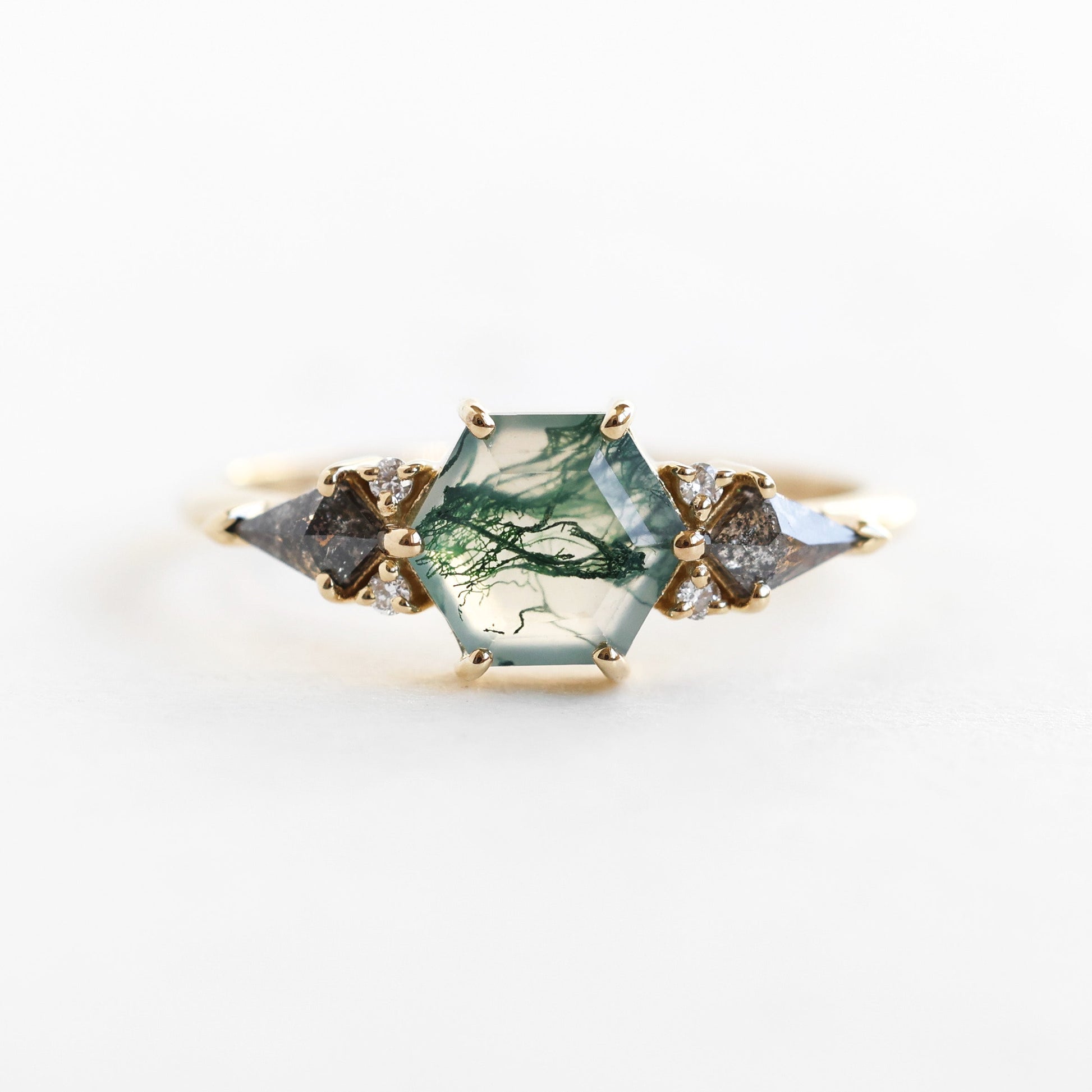 Šestougaoni prsten Moss Agate sa dijamantima od slanog bibera, koji prikazuje zeleno i belo kamenje sa dijamantima.