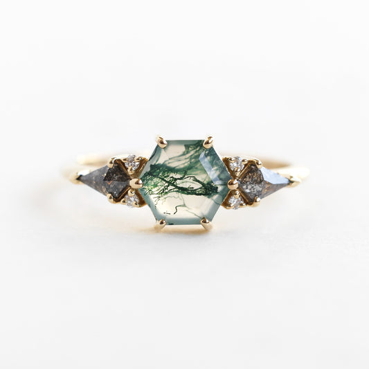 Šestougaoni prsten Moss Agate sa dijamantima od slanog bibera, koji prikazuje zeleno i belo kamenje sa dijamantima.