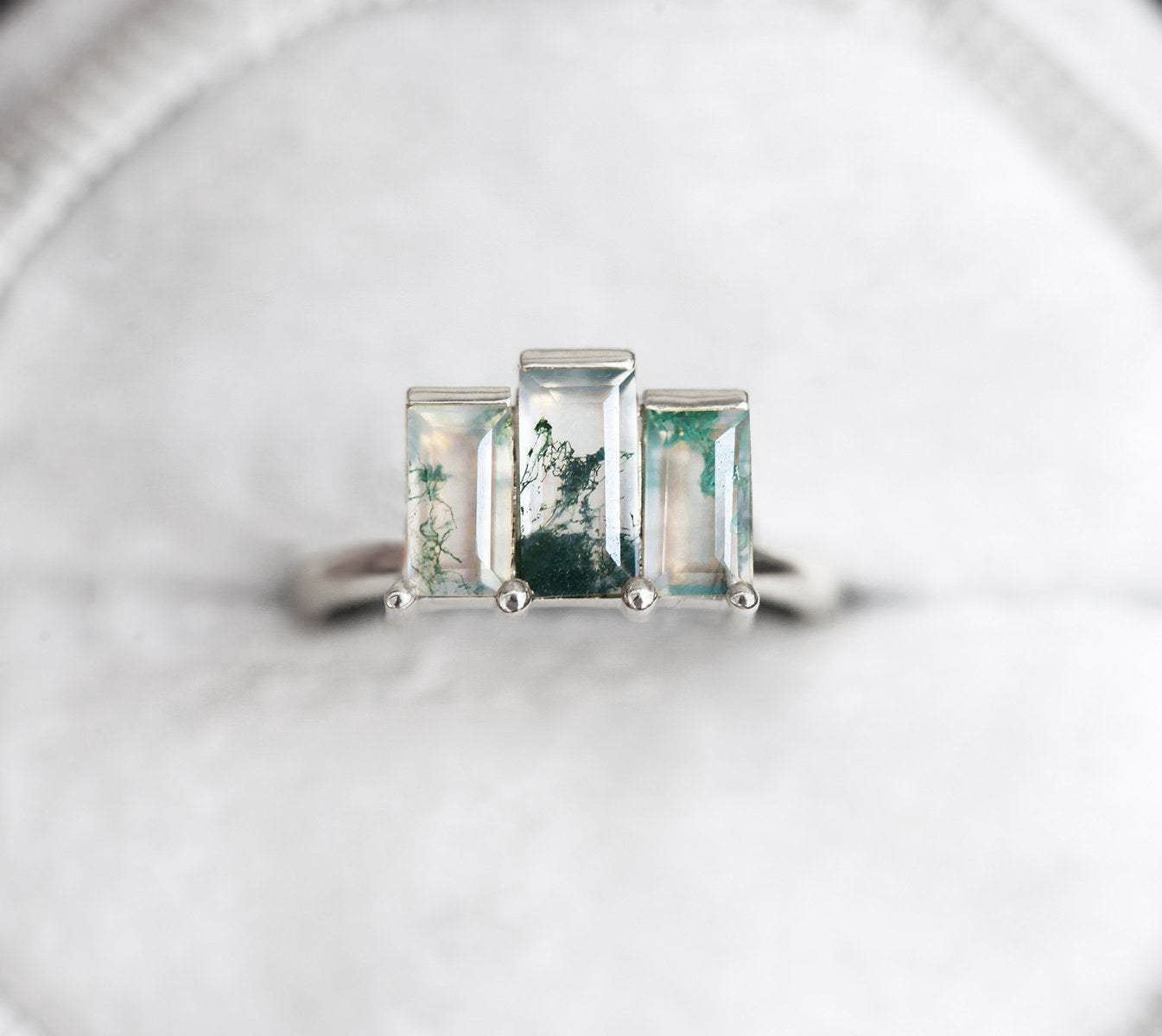 Prsten Moss Agate bageta sa 2 bočna kamena od Moss Agate izrezana u baget