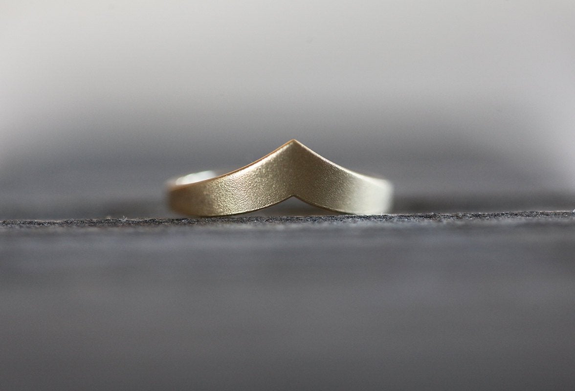 Chevron Curved Vedding Band Ring-Capucinne